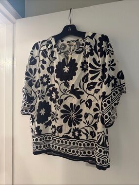 Black & White Floral V-Neck Tunic Top Size S NWT